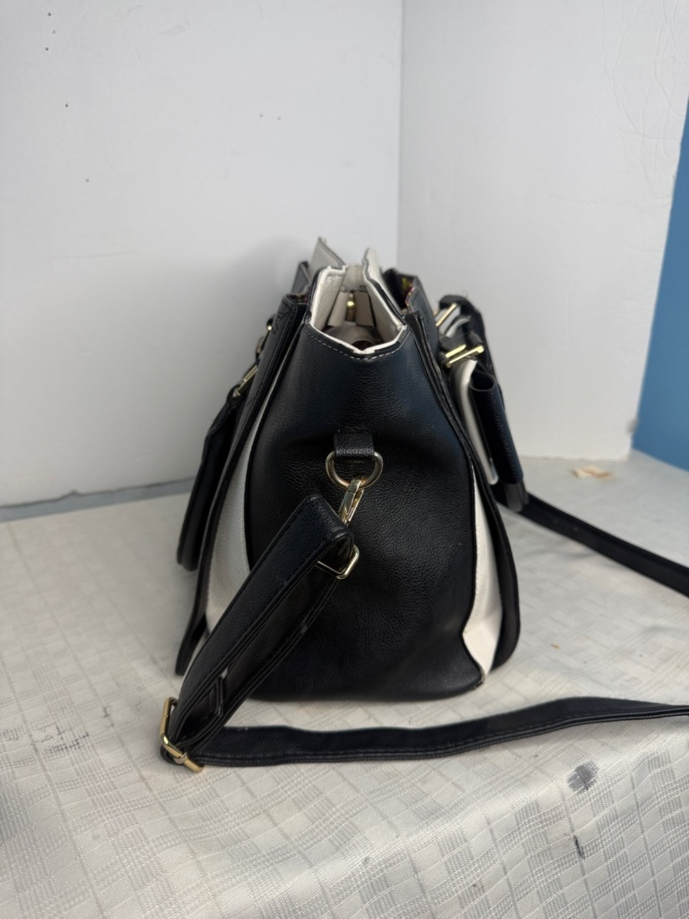 Betsey Johnson Black and white  Heart Bow Hand Bag/Purse Floral Lining - Hearts - Picture 2 of 12